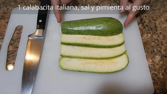 Prepara la calabaza: Rebana la calabaza italiana a lo largo, sazona con sal y pimienta. (205.06)