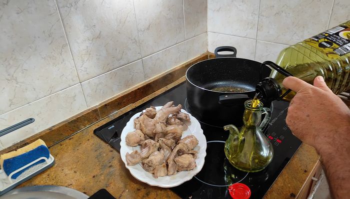 En la misma sartén, añadir un poco más de aceite, cebolla picada y ajo. Sofreír a fuego medio-bajo hasta que estén pochados.