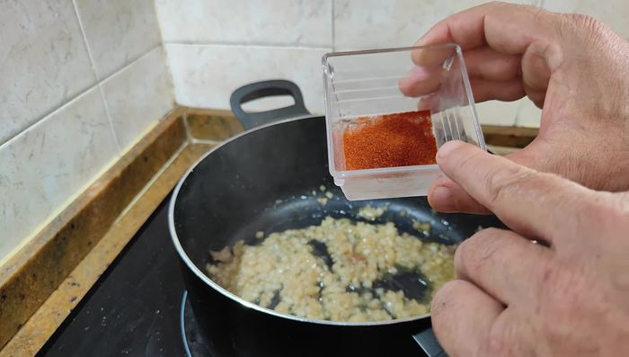 Incorporar el pimentón dulce y picante (con cuidado para que no se queme).