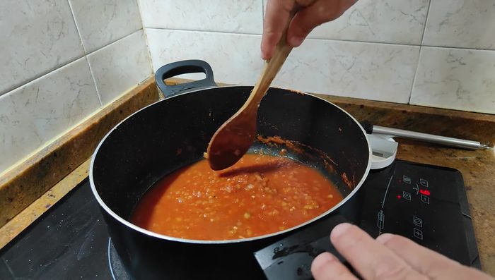 Agregar el vino blanco y dejar reducir unos minutos para evaporar el alcohol.