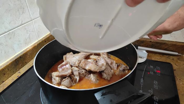 Añadir el conejo sellado a la salsa y cocinar a fuego lento durante aproximadamente 45 minutos, o hasta que esté tierno. Ajustar la sal al gusto.