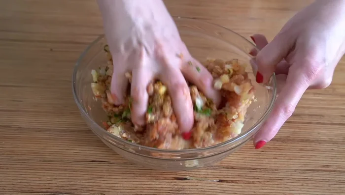 Amasar la mezcla con las manos limpias hasta que quede una masa viscosa. Darle algunos golpes para desarrollar la viscosidad. Tapar con film transparente y refrigerar durante 24 horas.