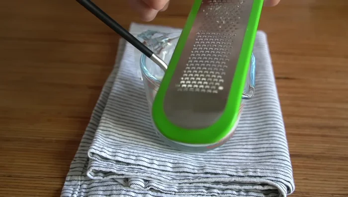 Preparar la salsa: mezclar yogur griego, ajo rallado, pasta de sésamo y zumo de limón.
