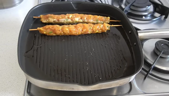 Cocinar las brochetas en una plancha o barbacoa con un poco de aceite, a fuego medio, hasta que estén doradas por ambos lados.