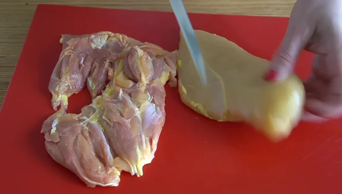 Cortar el pollo en trozos pequeños y picarlo en una picadora junto con la media cebolla, el ajo y el perejil (solo las hojas).