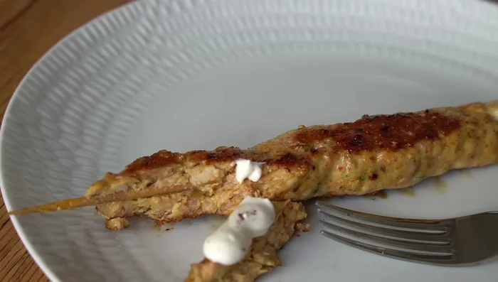 Servir las brochetas con la salsa de yogur y espolvorear con sumac (opcional).