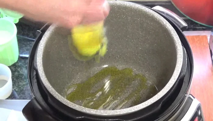 Calentar el aceite de oliva y la margarina en una plancha. (Esto evita que la margarina se queme)