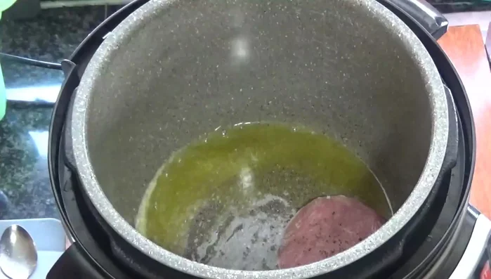 Marcar el lomo en la plancha por ambos lados durante aproximadamente un minuto por cada lado.