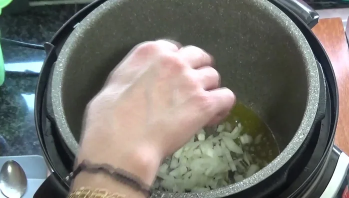 Agregar la cebolla y el ajo a la plancha y cocinar hasta que la cebolla esté transparente.