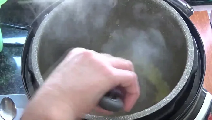 Agregar el concentrado de carne (o el caldo de pollo), el jerez y la mostaza a la plancha.