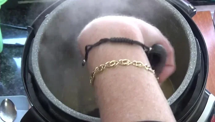 Dejar que la salsa hierva a fuego lento.