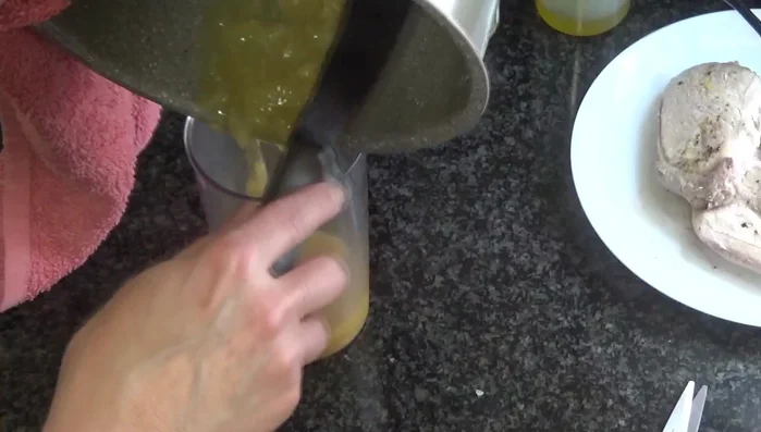 Triturar la salsa con la batidora de mano (o en la batidora de vaso).