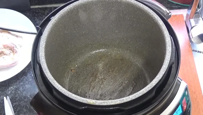 Volver a colocar el lomo en la olla con la salsa triturada.