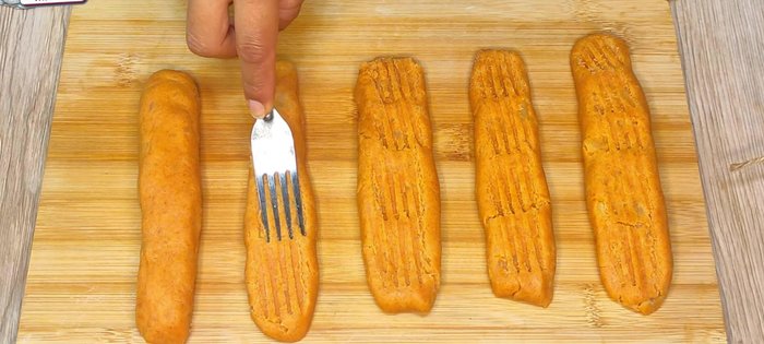 Aplastar suavemente los palitos con un tenedor para darles textura.