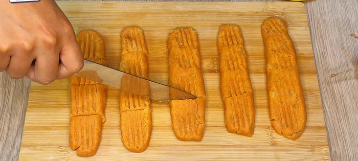 Cortar los palitos en cubitos pequeños.