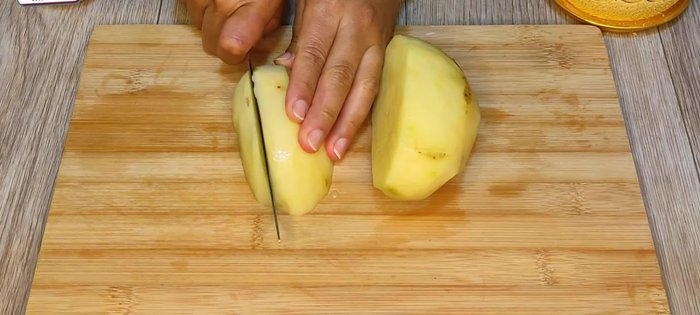 Cortar las papas en trozos medianos (no necesitan ser perfectos, pero de tamaño similar).