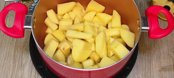Colocar las papas en una olla, cubrir con agua y llevar a hervir. Tapar y cocinar por 15 minutos, o hasta que estén suaves (verificar con un tenedor).