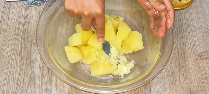 Hacer puré de papas usando un prensapuré o un tenedor. Debe quedar suave sin grumos grandes.