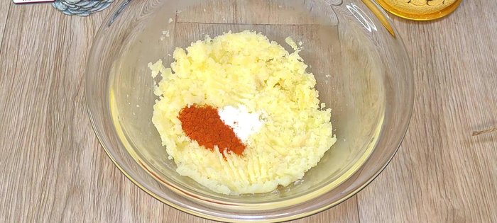 Agregar al puré de papas la sal, la pimienta, el ajo en polvo, la maicena y el huevo. Mezclar muy bien hasta obtener una masa suave y un poco pegajosa.
