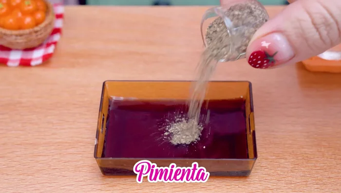 Marinar la anguila: Mezclar salsa de soya, pimienta, ajo en polvo y vinagre. Agregar hierba limón a la anguila y dejar marinar para que absorba los sabores.