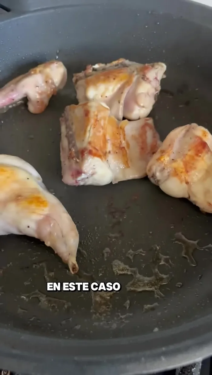 Dorar el conejo y el pollo.