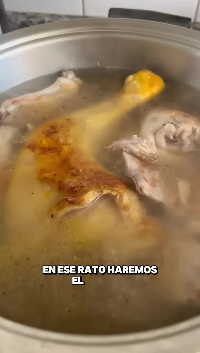 Preparar el sofrito: sofreír ajo, cebolla y pimiento picado. (34.76 - 40.079)