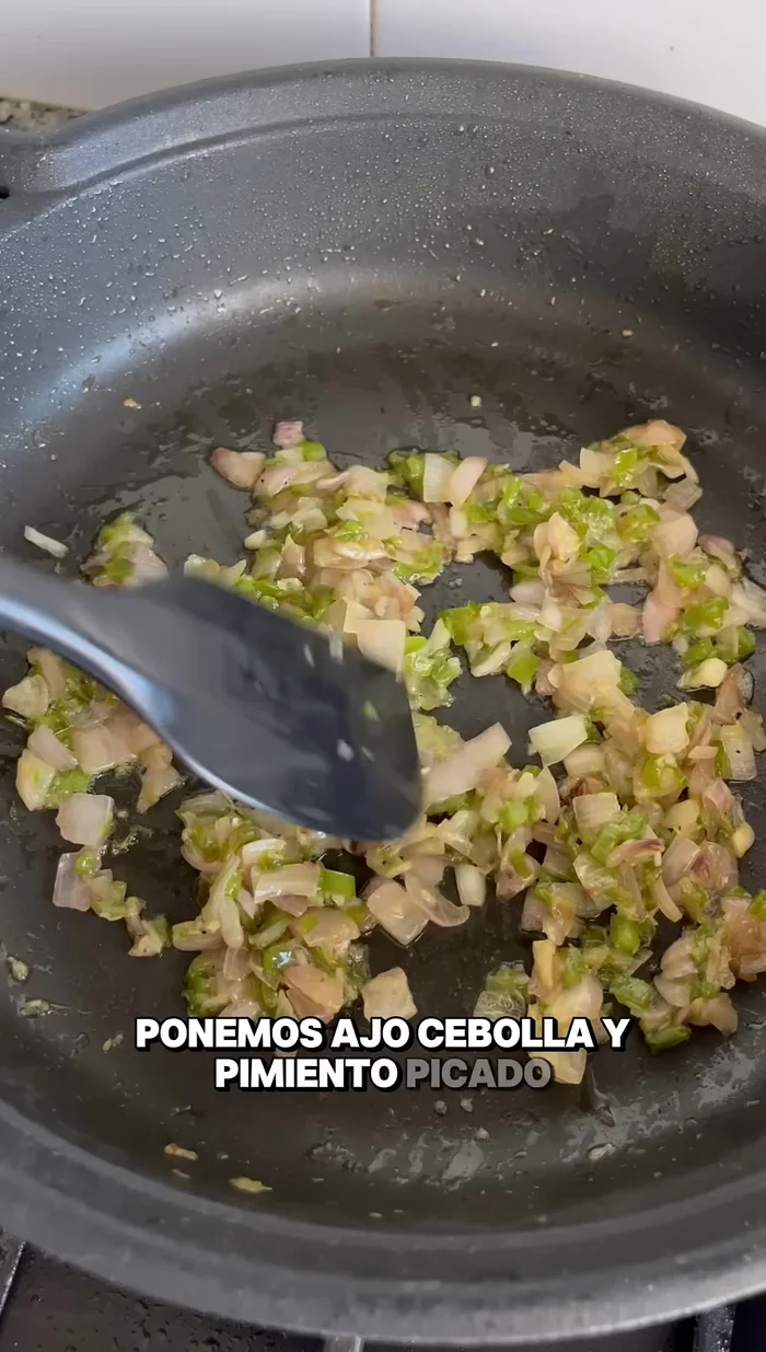 Agregar pimentón y tomate triturado al sofrito; cocinar unos minutos. (40.079 - 45.399)
