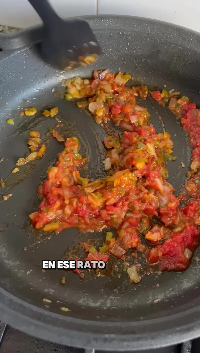 Sacar la carne de la olla, guardar el caldo y desmenuzar la carne, eliminando huesos y cartílagos. (45.399 - 53.399)