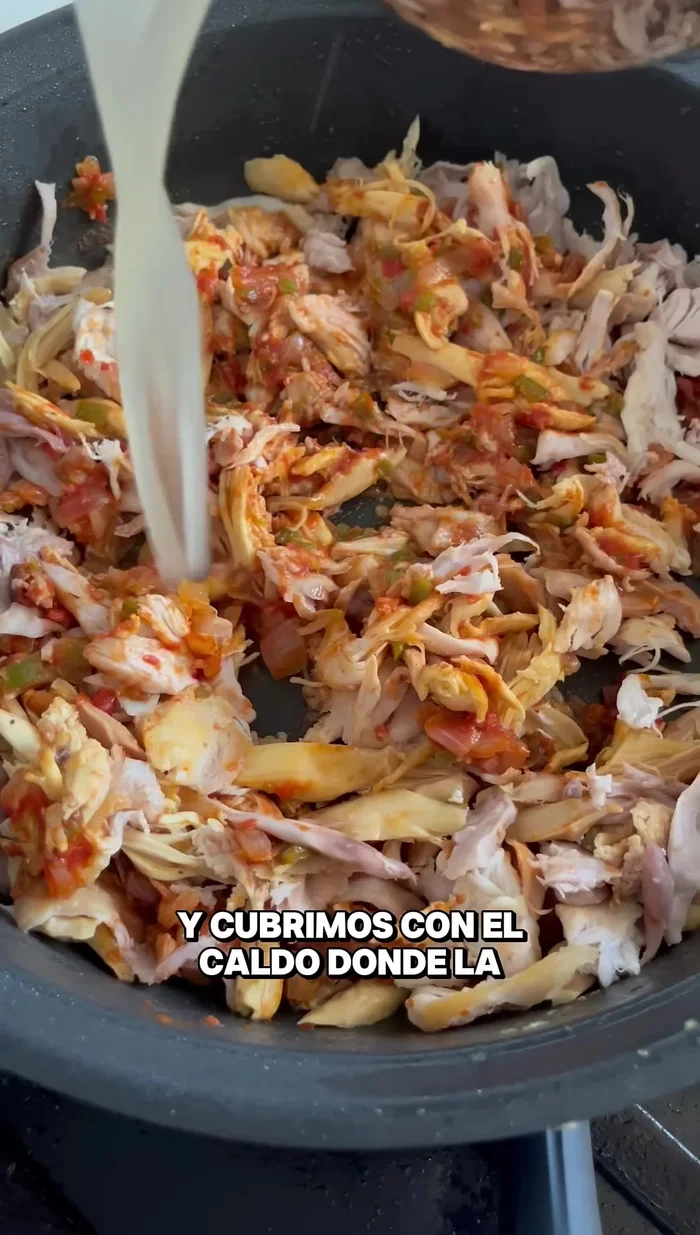 Cubrir con el caldo donde se coció la carne. (56.92 - 58.559)