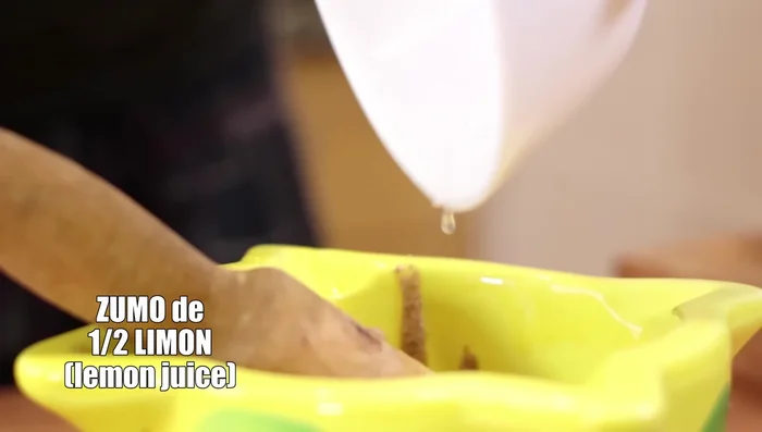 Una vez asadas, cortar las berenjenas por la mitad y extraer la pulpa. Escurrir bien para eliminar el exceso de agua.