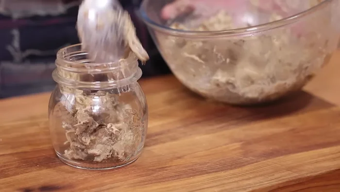 Dejar enfriar el paté en la nevera durante al menos 2 horas. Servir con pan tostado, y opcionalmente pimentón ahumado y un chorrito de aceite de oliva.